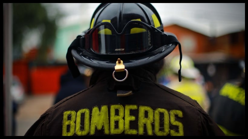 Santiago Centro: Incendio de grandes proporciones afecta a edifico utilizado como bodega