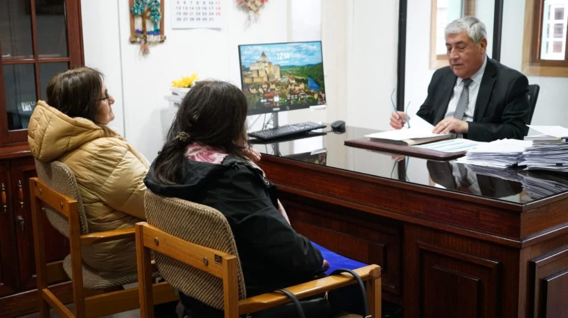 Personas mayores de isla Chelín se reúnen con alcalde de Castro para abordar necesidades e iniciativas