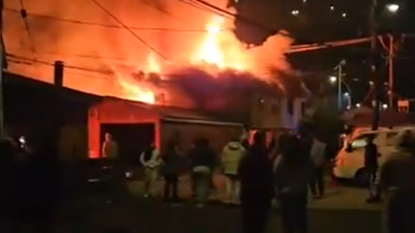 Violento incendio en Lota dejó cinco viviendas afectadas
