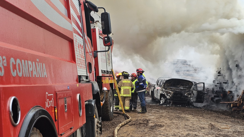 Ataque incendiario deja 7 vehículos y dos containers destruidos en Mulchén