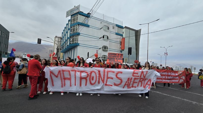 Matronas y matrones protestan por las calles de Iquique por decreto del Ministerio de Salud