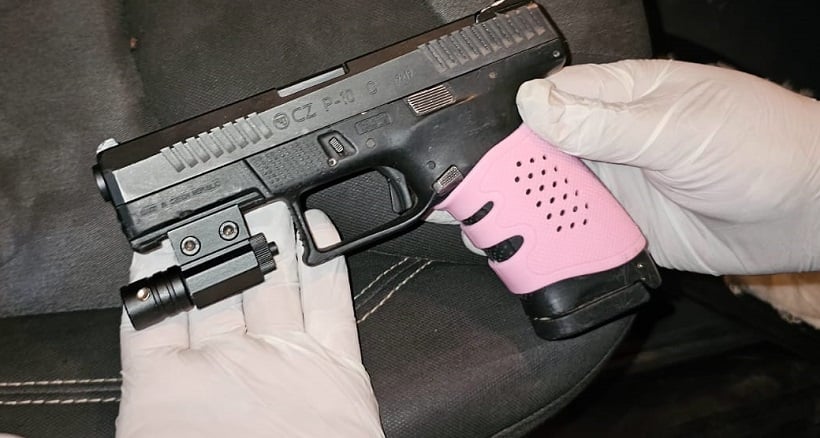 Carabineros detiene a trío de sujetos sospechosos con “arma rosa” y municiones en Arica