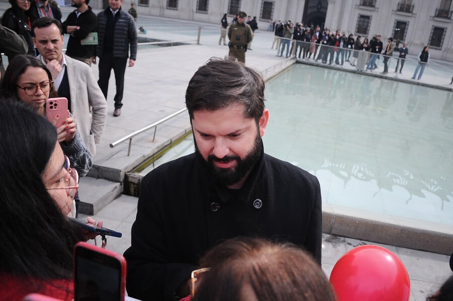 Boric conversó con matronas que se manifestaban en el frontis de La Moneda: "Estoy particularmente sensibilizado con el tema"