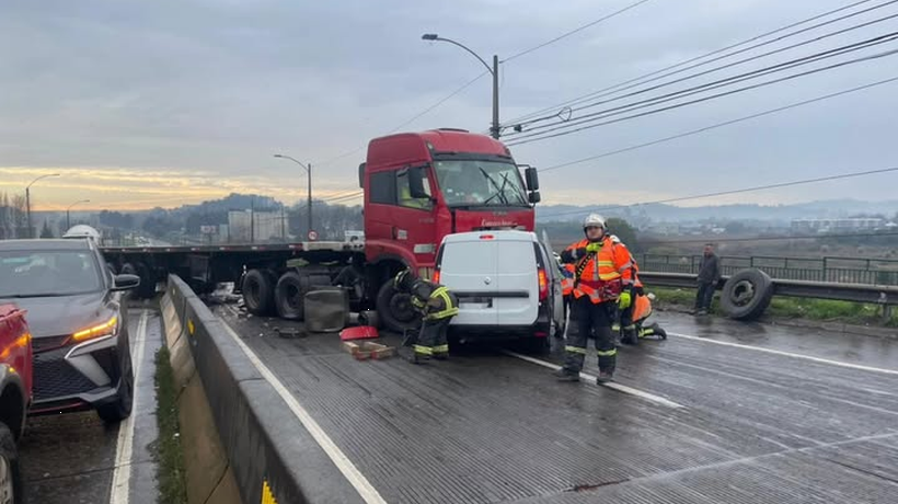 Un fallecido deja choque entre un camión y un auto en Concepción