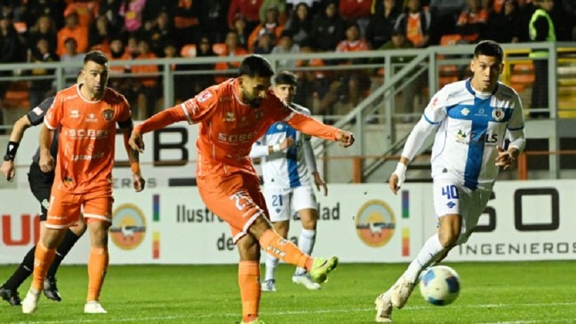 A cuatro puntos del líder quedó Cobreloa después igualar ante Santa Cruz