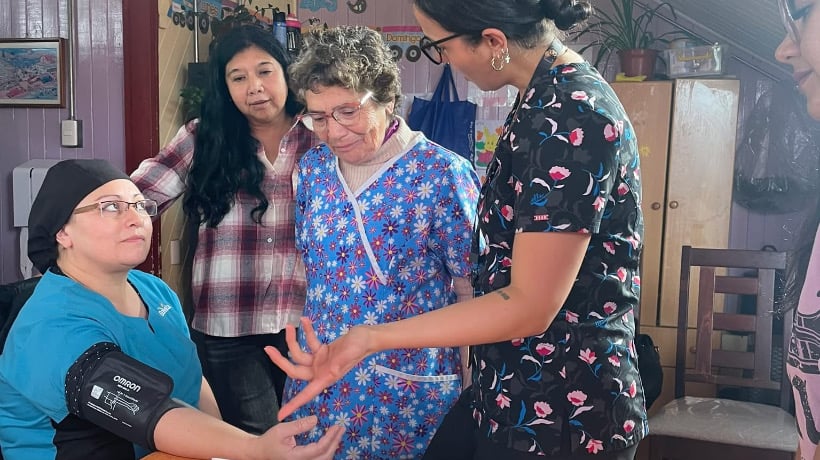 Realizan capacitación en cuidados domiciliarios a cuidadoras del Hogar San José de Ancud