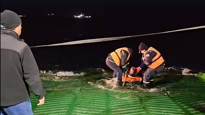 Hombre rescatado de barcaza en Chacao