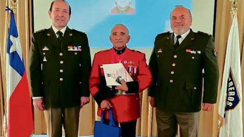 Bombero de la Primera de San Antonio fue reconocido como voluntario insigne