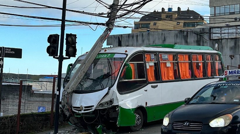 Micro chocó con poste en el centro de Puerto Montt: no hubo lesionados