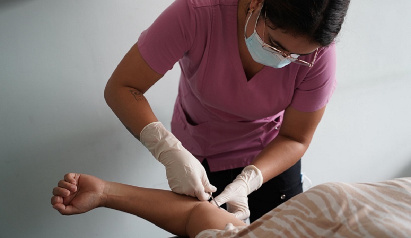 UA realiza jornada gratuita de inserción de implantes anticonceptivos a mujeres de Antofagasta