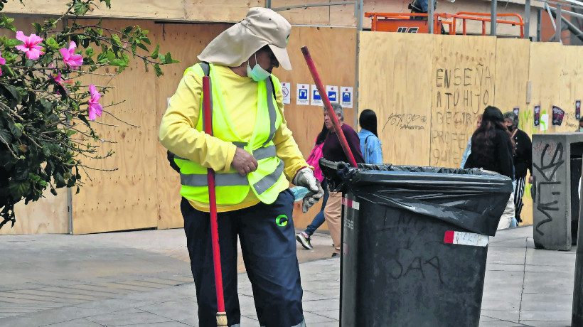 Contrato de limpieza en Antofagasta en suspenso: postergan votación por reparos y municipio activa plan de contingencia