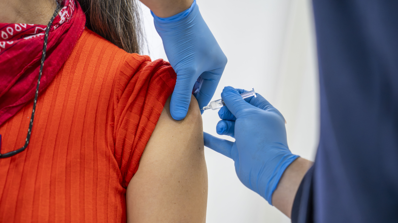 Vacunación contra la Influenza en Biobío se aproxima al 70% de cobertura