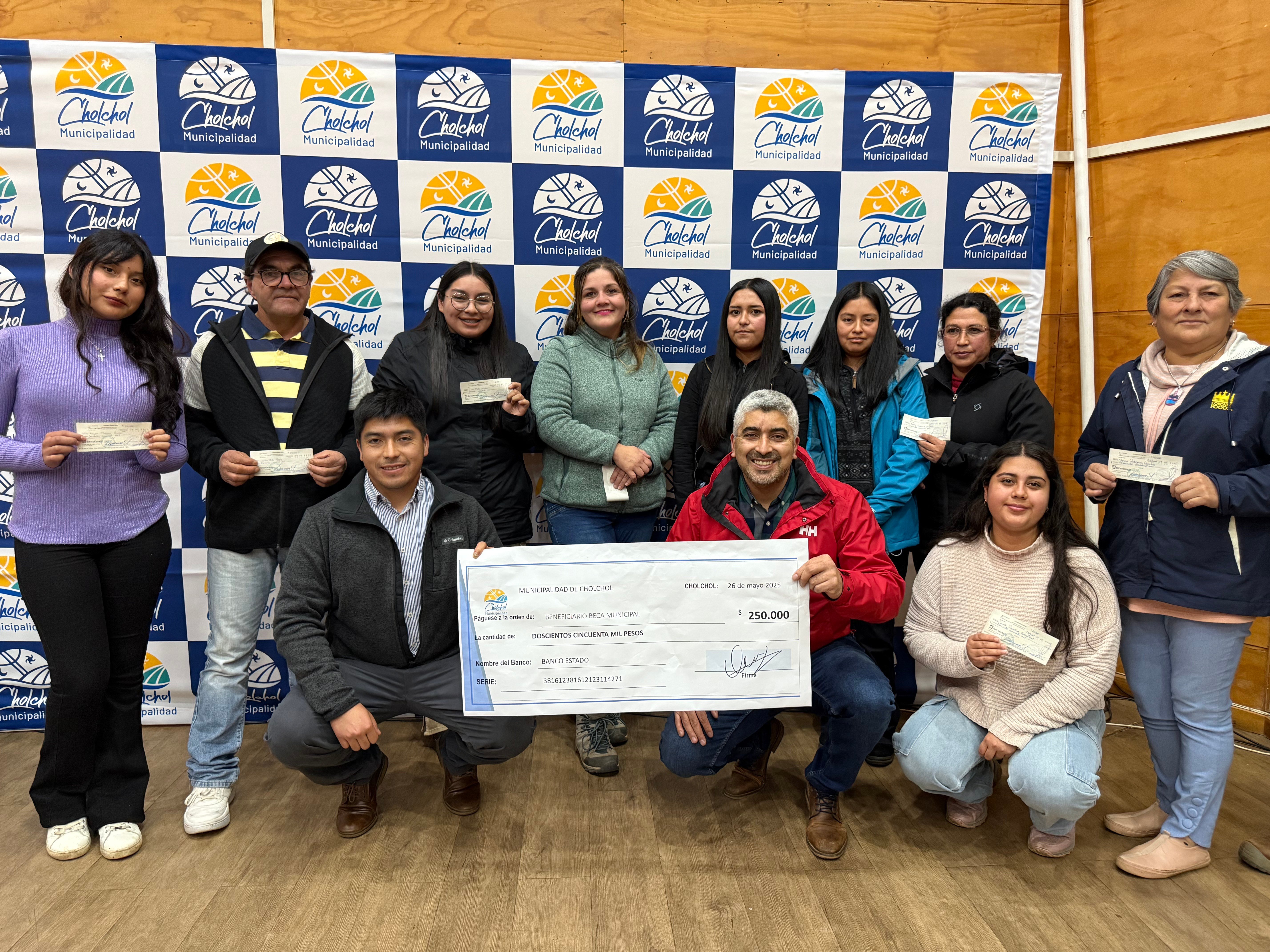 100 jóvenes de Cholchol son beneficiados con becas para sus estudios superiores