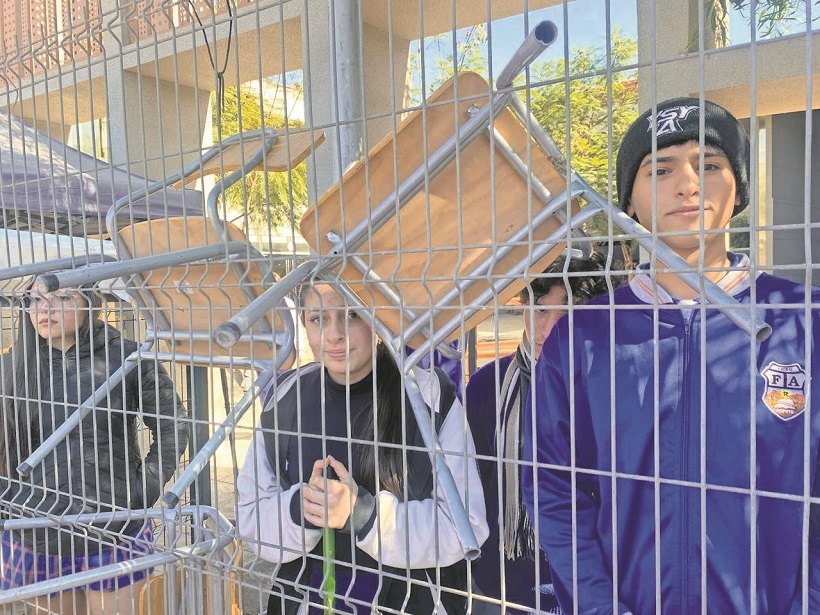 Por desaparición de compañero: alumnos del Liceo Fernando Ariztía en paro