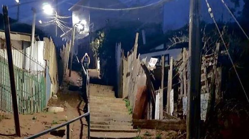 Por miedo vecinos prefieren cruzar puente en ruinas antes que arriesgarse a un asalto