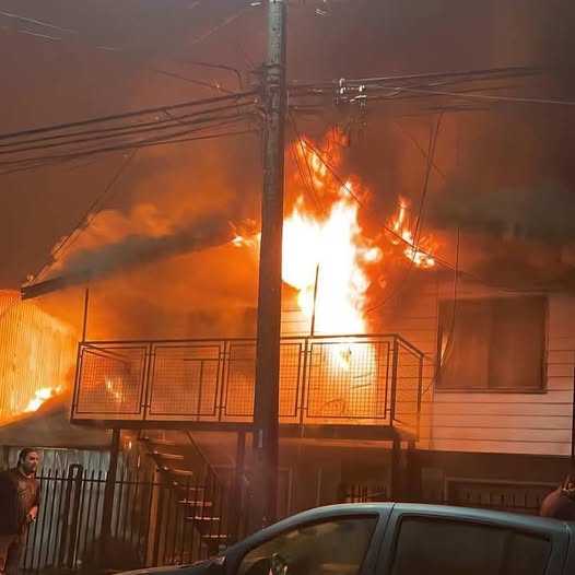 Bomberos combate incendio en Las Ánimas