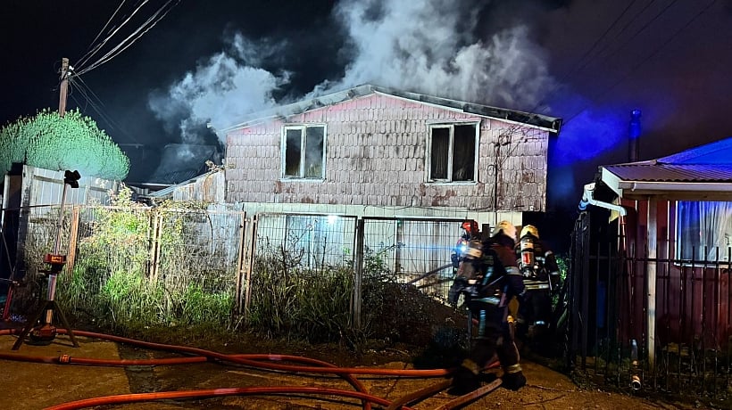Incendio en población Alerce de Puerto Montt dejó a dos adultos damnificados
