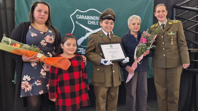 Carabineros de Tenencia de Pinto invistió a joven vecino como Carabinero Honorario