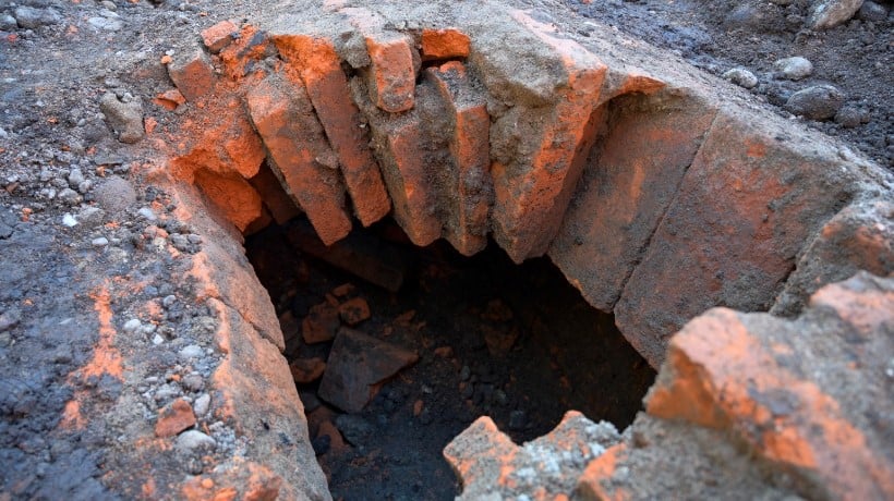 Descubren antiguo túnel en calle Isabel Riquelme de Chillán