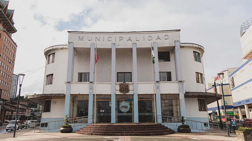 Funcionario investigado en Puerto Montt por viajar con licencia registra 20 salidas del país y 400 días de permiso