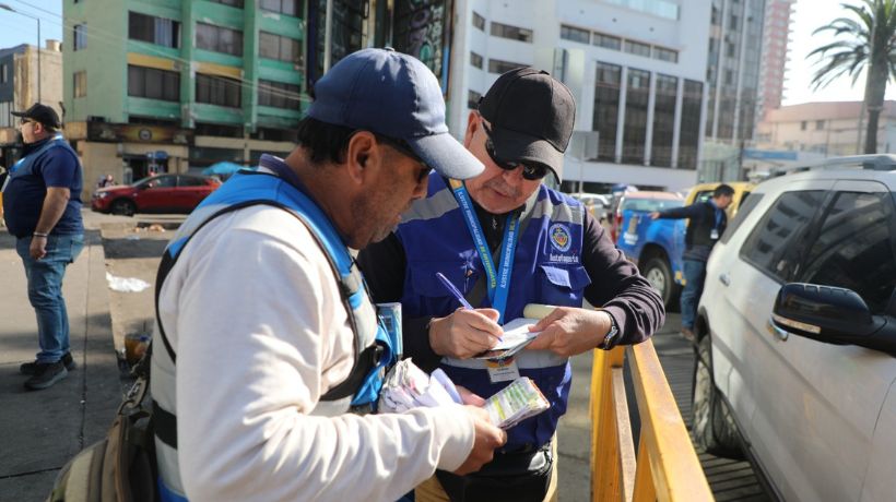 Por mal estacionados: 21 multas y 2 vehículos retirados dejó operativo en el sector centro de Antofagasta