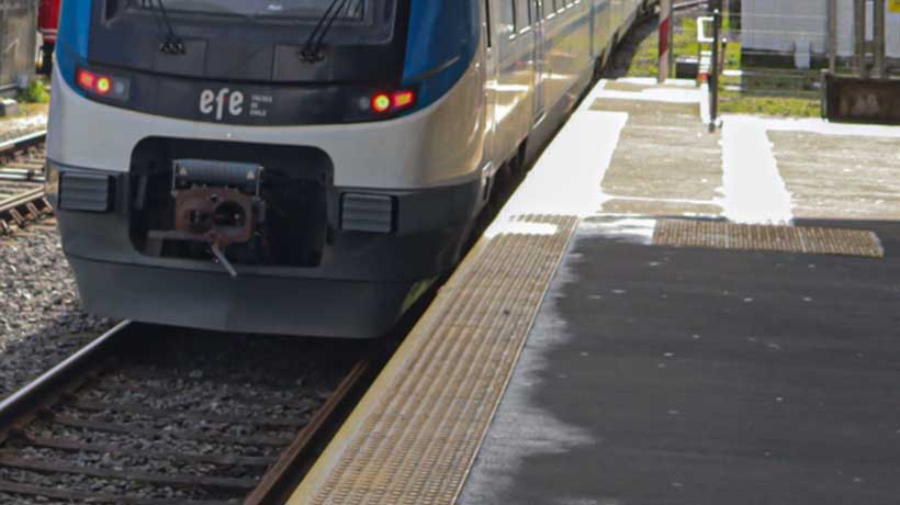 Sujeto fue impactado por tren tras ingresar a las vías en Quilpué: fue trasladado a centro asistencial