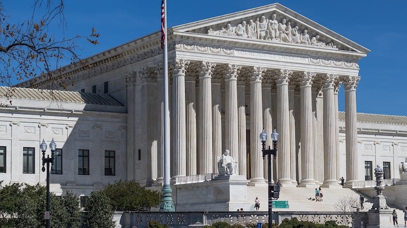 Tribunal Supremo permite al gobierno de Trump retirar la residencia temporal a 532 mil migrantes