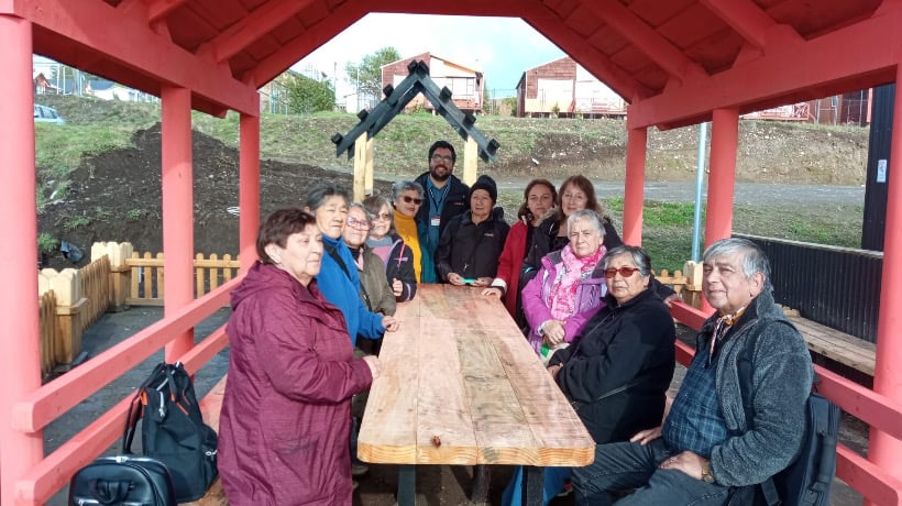 Reunión de autoridades con la Unión Comunal del Adulto Mayor de Chonchi fortalece iniciativas para el bienestar de las personas mayores
