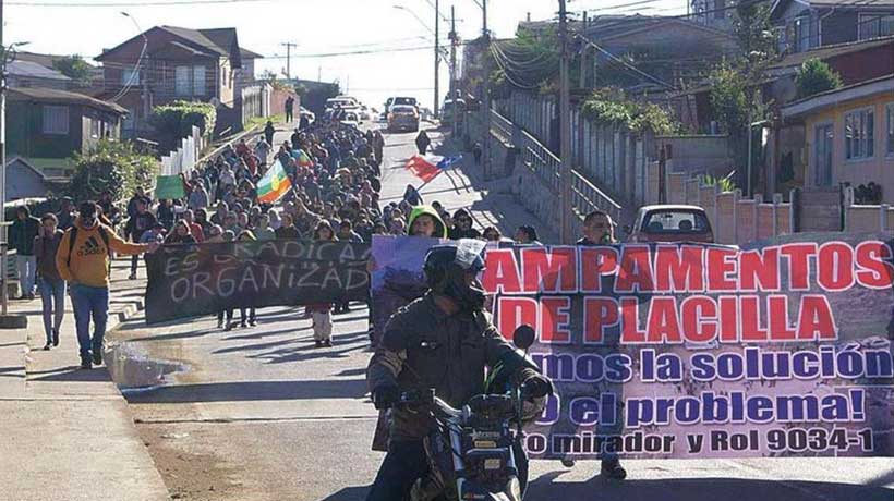 Vecinos de toma de cerro en San Antonio marcharon y piden reunión con dueños del terreno