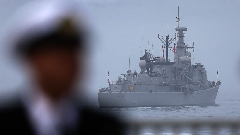 Armada rescata a tres tripulantes tras hundimiento de barcaza en Puerto Aguirre