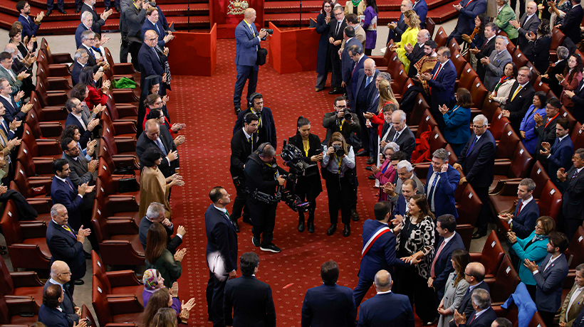 Gabriel Boric ingresó al salón de honor del Congreso saludando a toda la primera fila