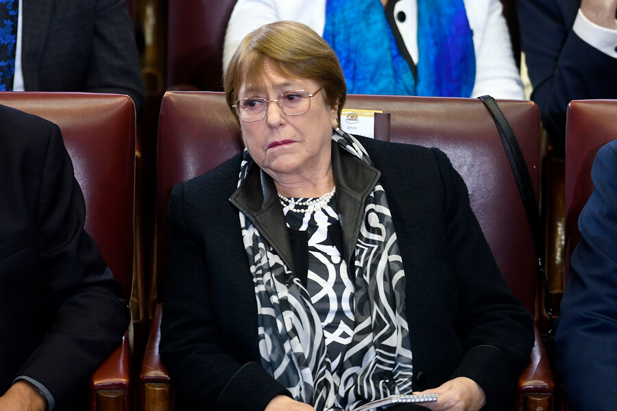 Bachelet respalda aborto legal: "No puede haber tema prohibido para debatir"
