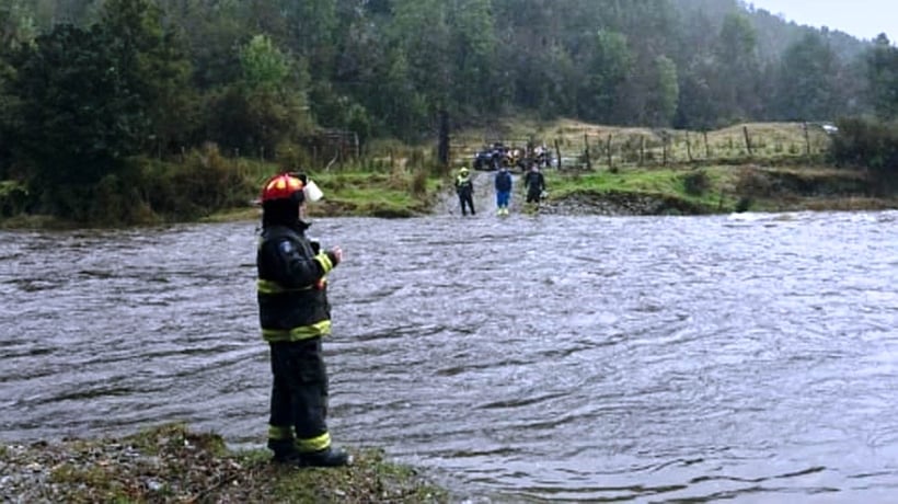 Rescatan a cinco personas tras crecida del río en Castro
