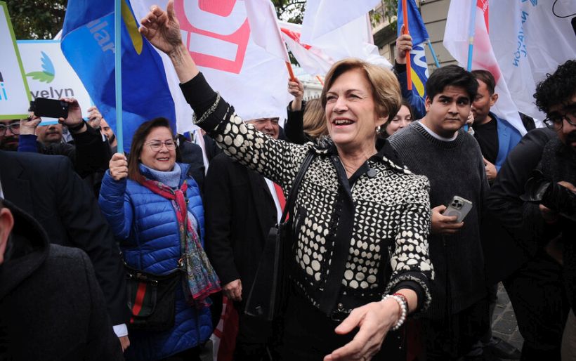 Evelyn Matthei oficializó su precandidatura presidencial ante el Servel