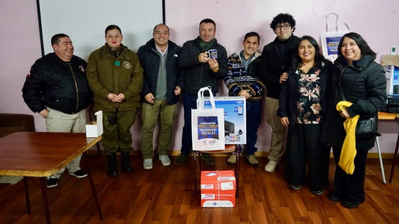 Castro impulsa alfabetización digital y entrega insumos tecnológicos