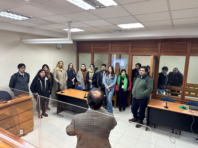 Estudiantes de Derecho realizan audiencia simulada en el Juzgado de Garantía de Valdivia