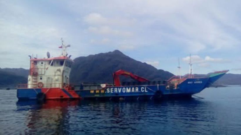 Gobernador Marítimo de Chiloé anuncia plan para reflotar barcaza hundida en Queilen