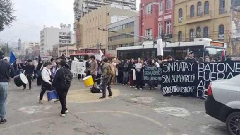 Por “un financiamiento real”: universitarios marcharon por el centro de Valparaíso