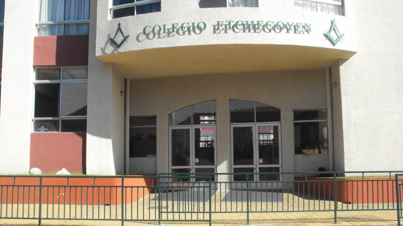 Alumno de colegio de Talcahuano amenaza a inspectores con un cuchillo en medio de reunión