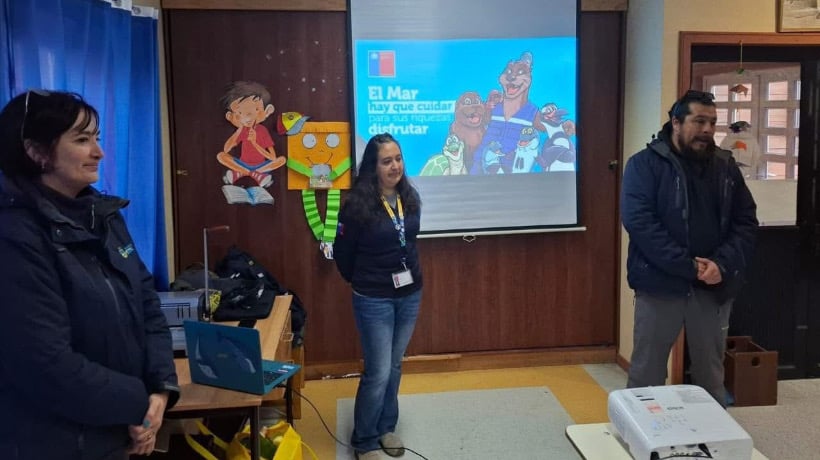 Taller de educación ambiental en escuela de Quinchao