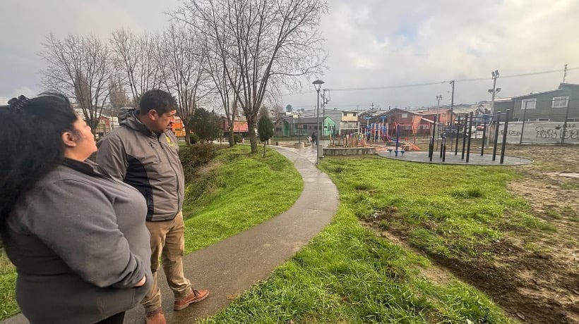 Autoridades de Castro recorren Villa Los Colonos para evaluar avances del nuevo parque comunitario