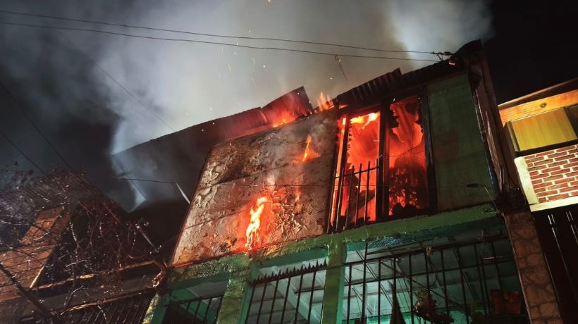 9 damnificados dejó incendio que afectó tres viviendas en el sector norte de Antofagasta