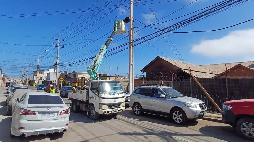 Ejecutan plan de mantención y mejoramiento de la red eléctrica en Villa Frei en Alto Hospicio