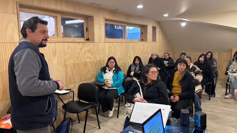 Charla sobre formalización de microempresas impulsa emprendimiento femenino en Castro