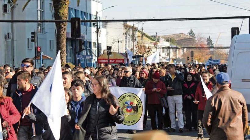 Profesores de Ñuble marcharon en la capital regional y en Valparaíso