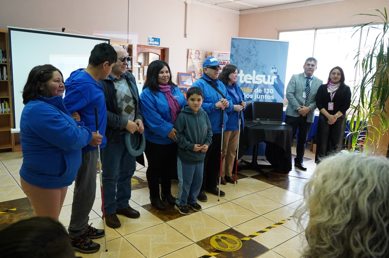 Loncoche: Entregan computadores para proyecto educación inclusiva en personas con discapacidad visual