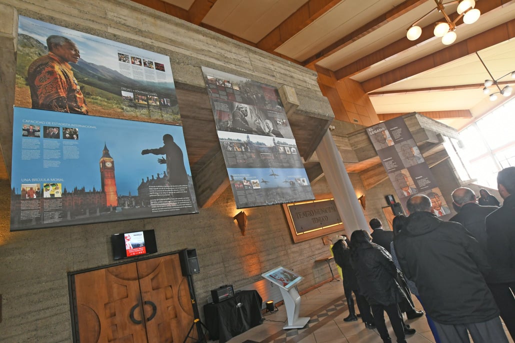 Exposición retrata la obra y legado de Nelson Mandela en Temuco