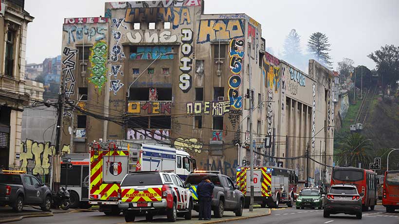 Municipio anuncia querella tras gran incendio en ex Teatro Pacifico de Valparaíso