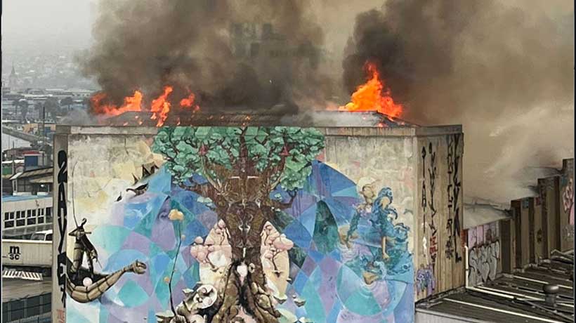 “Se quema la cultura”: parlamentarios tras voraz incendio en el ex Teatro Pacífico