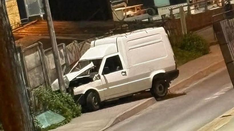 Con el motor en la playa terminó auto tras chocar con luminarias en la costanera de Puerto Montt
